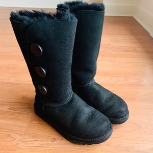 UGG Bailey Button Triplet Black Size 6